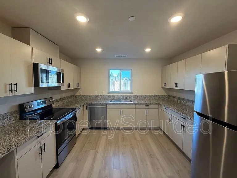 936 W Alameda St #A — Photo 6