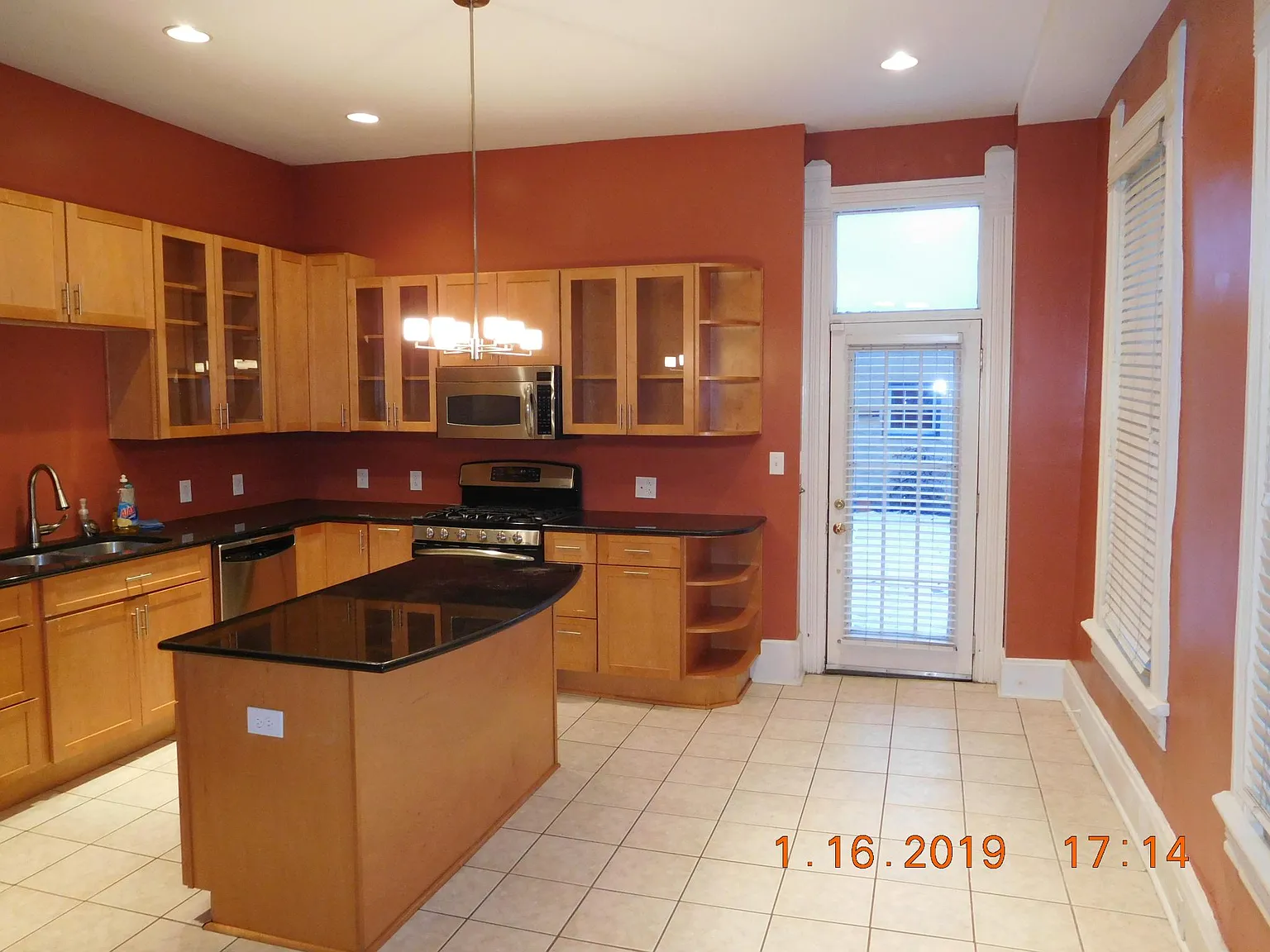 3 bed, 2.5 bath, 2364 sqft, $3,100 — Photo 3