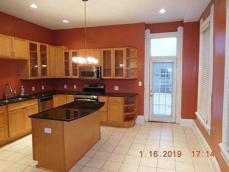 1340 Hunter Ave — Photo 3