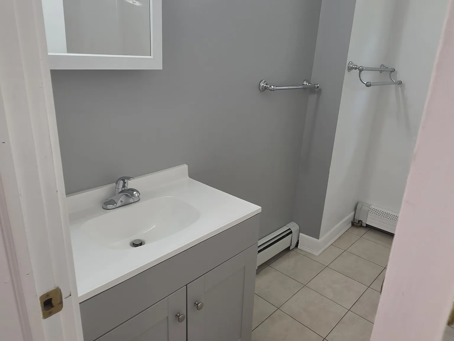 3 bed, 1.5 bath, 1300 sqft, $2,450 — Photo 2