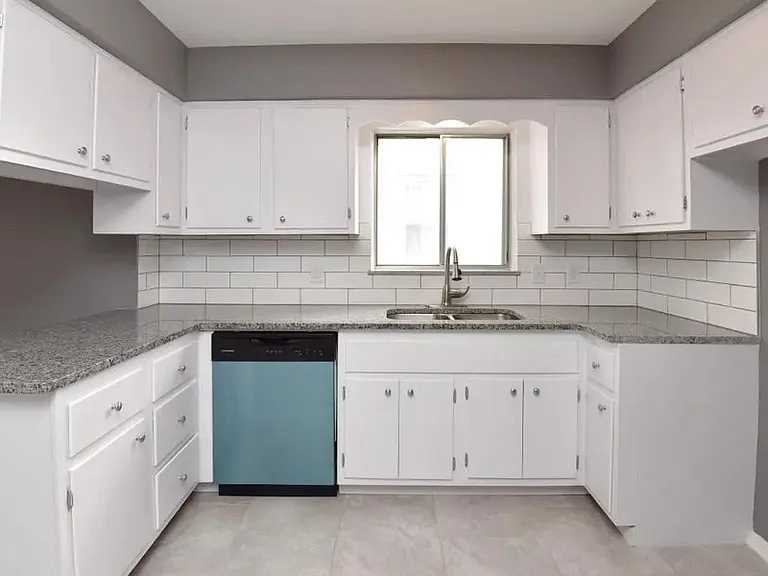 10204 S Highland Ave — Photo 6