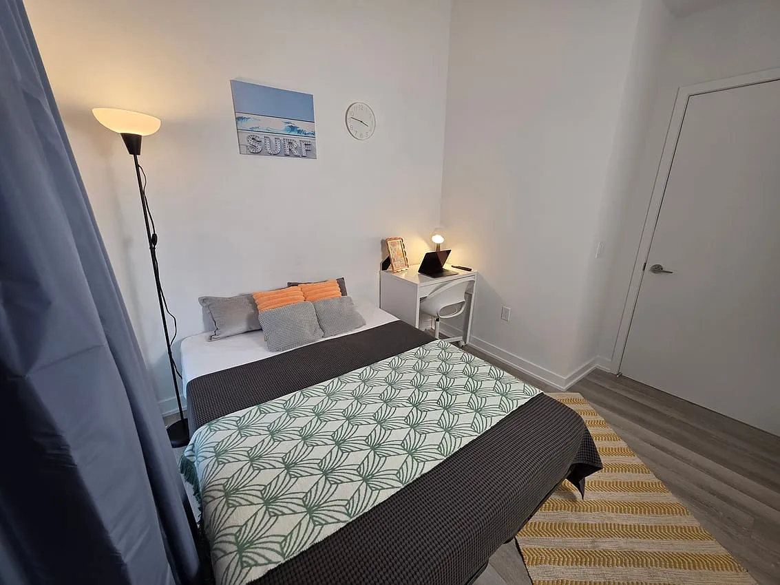Deluxe Room - St Patrick St & Dundas St W — Photo 3