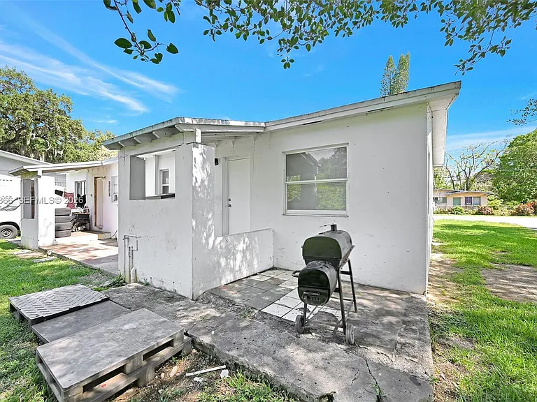 555 NW 90th St #EL — Photo 40
