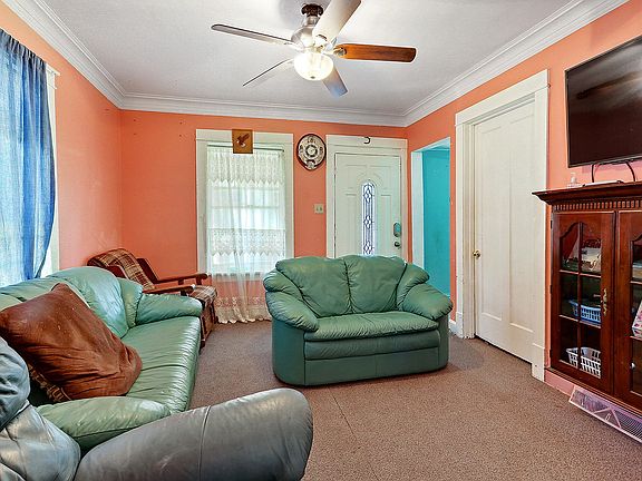 1st floor apt living room