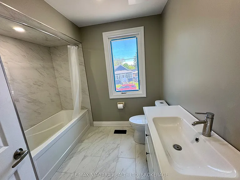 21 Ball Ave E #UPPER — Photo 4