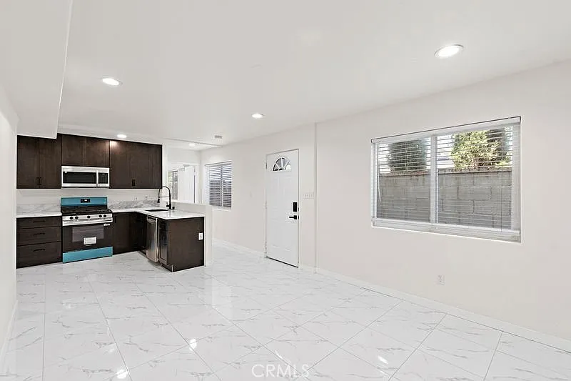 2 bed, 1200 sqft, $3,200 — Photo 3