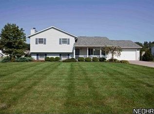 432 Berry Ridge Dr, Amherst, OH 44001