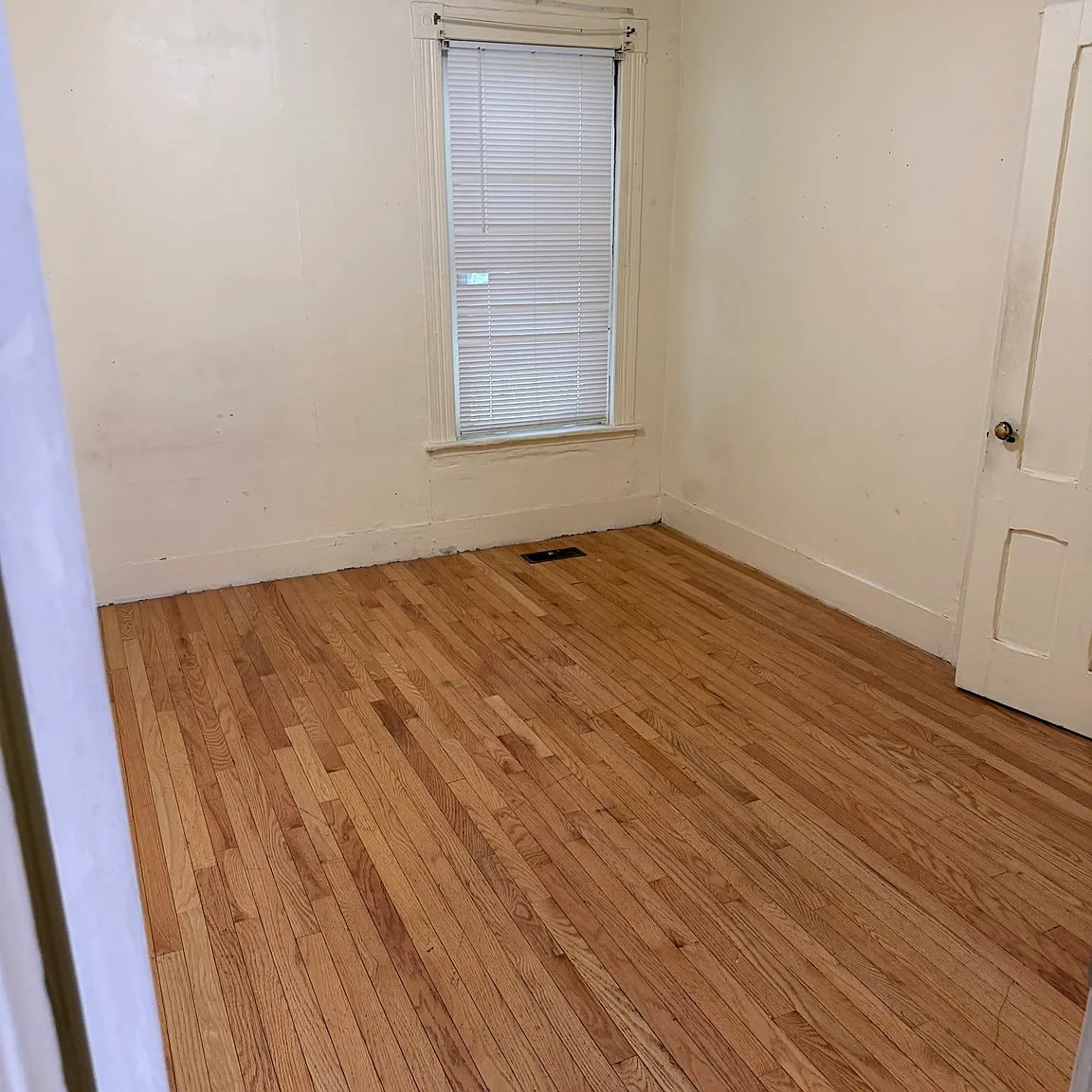 3 bed, 1.0 bath, 1180 sqft, $2,200 — Photo 3