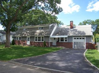 25 E 3rd St, Patchogue, NY 11772