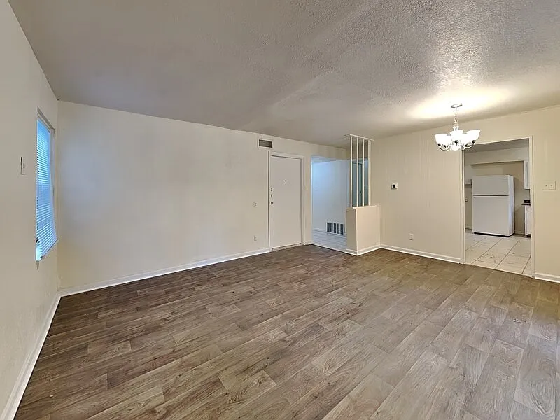 3 bed, 1.0 bath, 1149 sqft, $1,650 — Photo 4