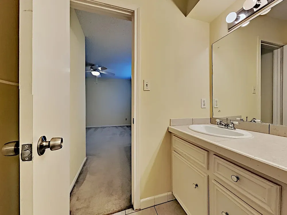 4 bed, 2.5 bath, 2831 sqft, $1,350 — Photo 2