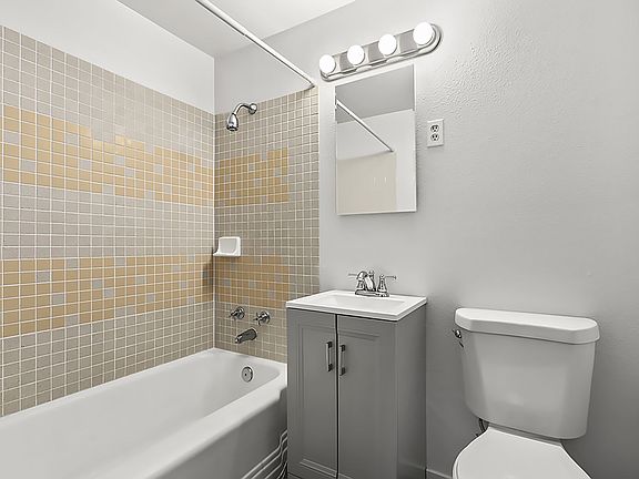 5th image of 3202 Pacific Ave APT 4