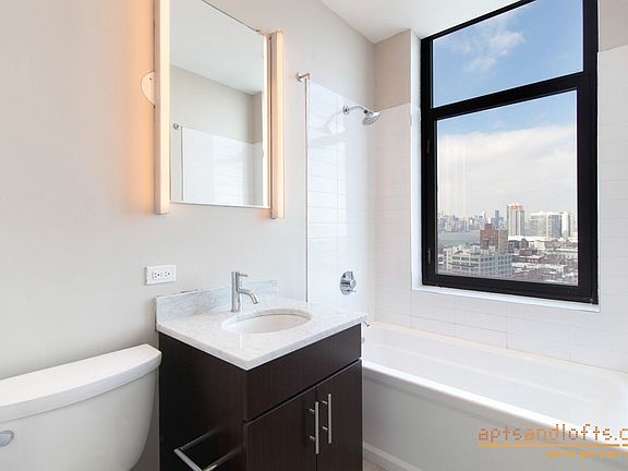 5th image of 424 Bedford Ave APT 14D