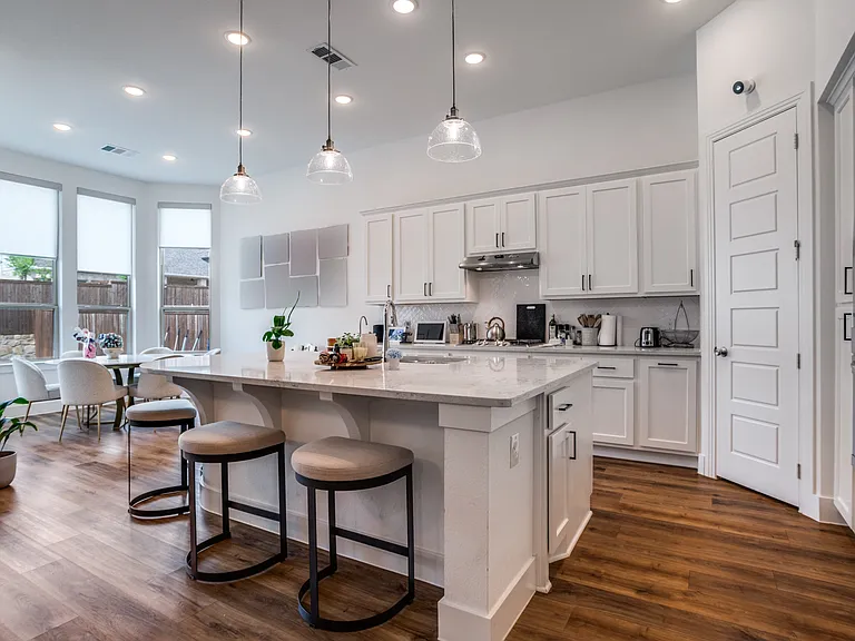 1308 Bluebonnet Ln — Photo 5