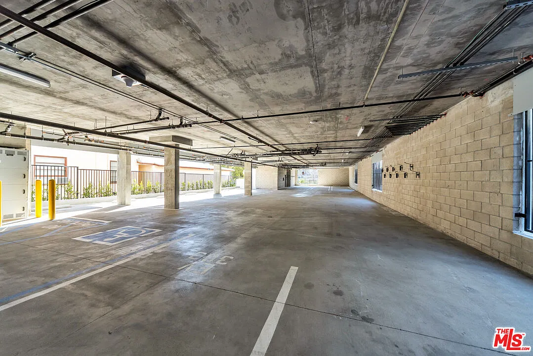 2 bed, 2.0 bath, 900 sqft, $3,100 — Photo 4