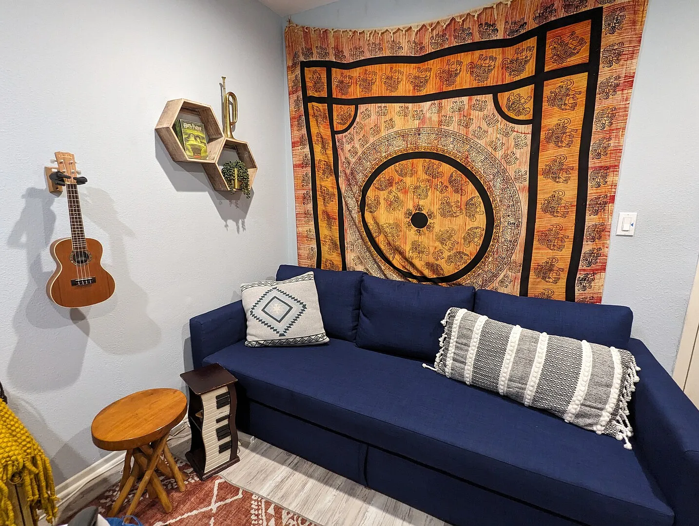 Cozy and Spacious 2 Bedroom plus Office Townhome — Photo 4