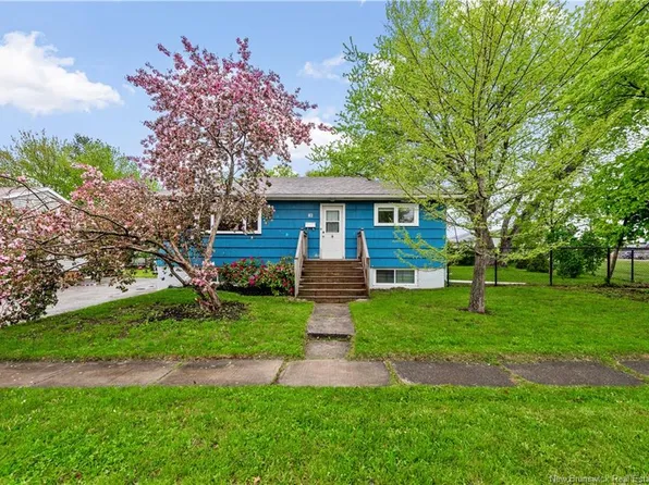 82 8th St, Moncton, NB E1E 3E9