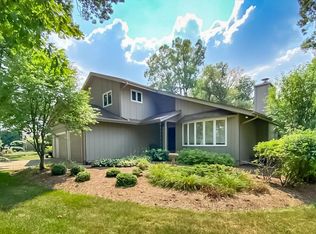 903 Powers Rd, Woodstock, IL 60098