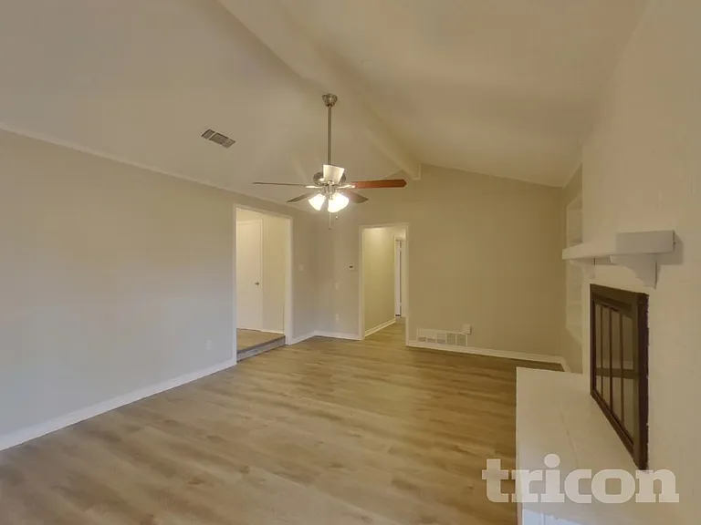 1020 Almond Dr — Photo 4