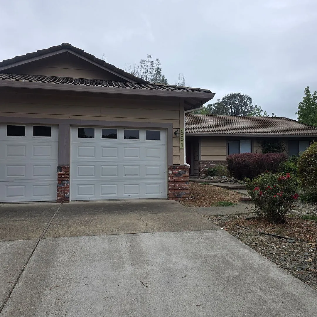 *Move In Special $500 Off First Months Rent*Spacious 3 Bed 2 Bath With Bonus Room / Den In The Co... — Photo 1