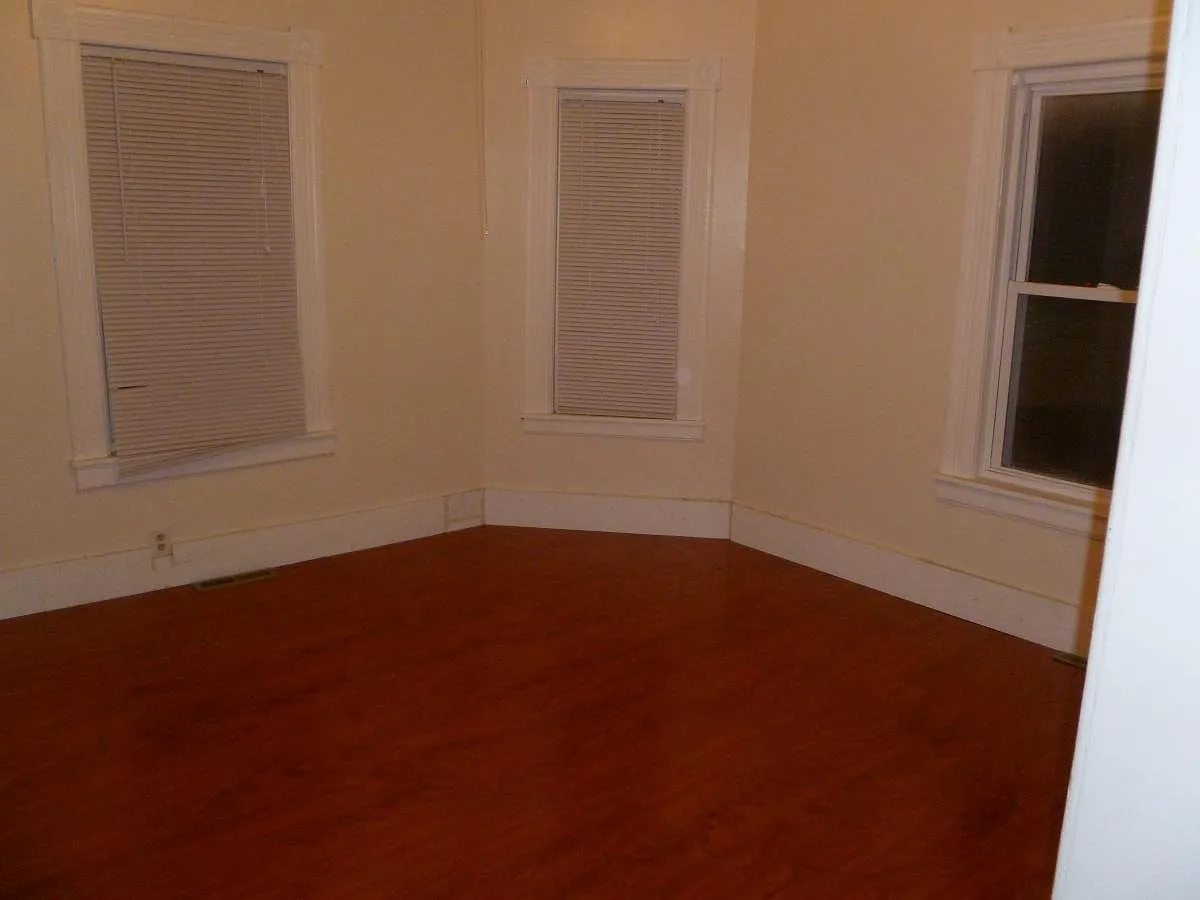 3 bed, $1,200 — Photo 1