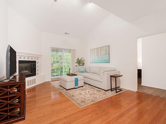 4th image of 81 Hunt Club Dr #81