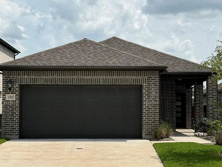 205 Greenbriar Dr — Photo 5
