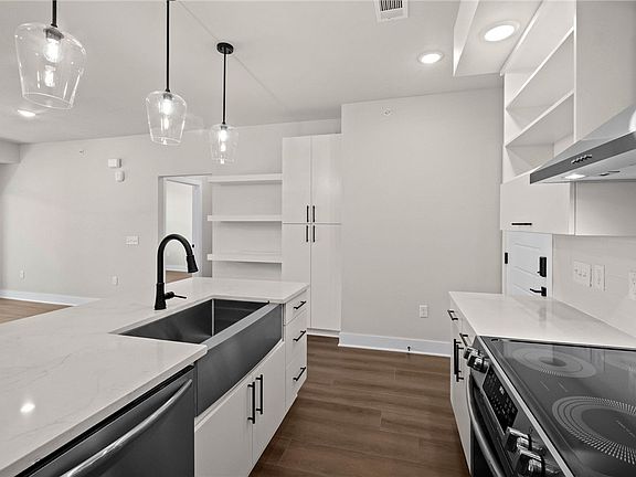 3rd image of 3329 SE Mp Pkwy #303