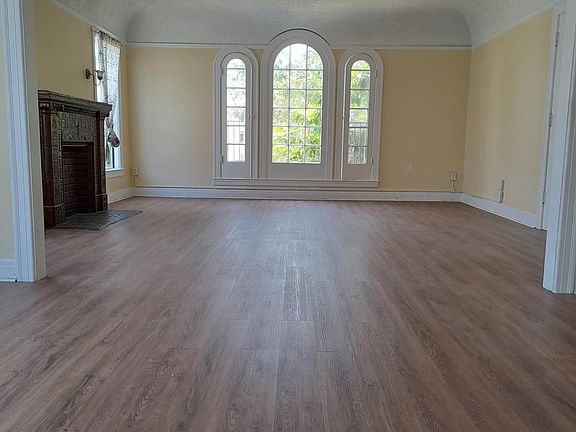 2nd image of 221 N Kenmore Ave APT 2