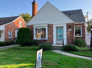 1694 Stanhope St, Grosse Pointe Woods, MI 48236