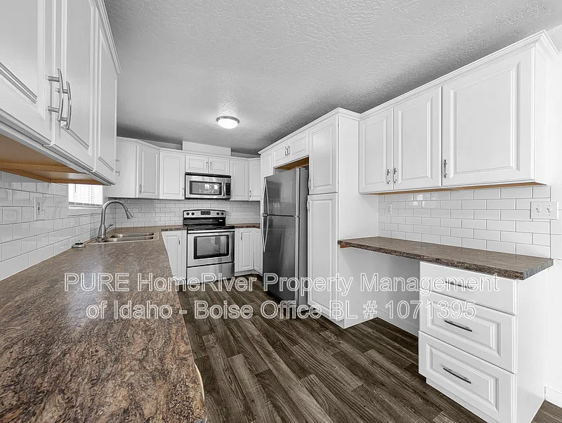 3 bed, 1.0 bath, 1436 sqft, $2,300 — Photo 4