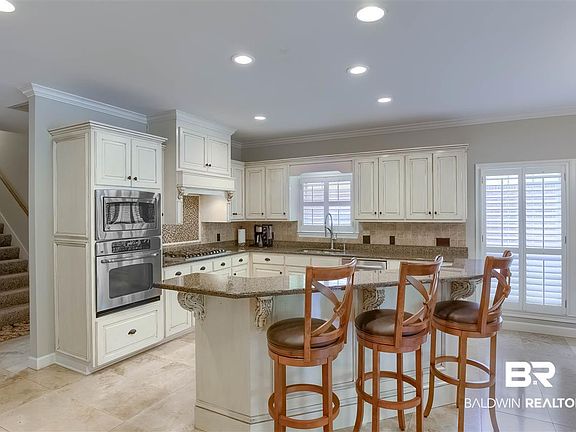 5th image of 211 N Circle Dr