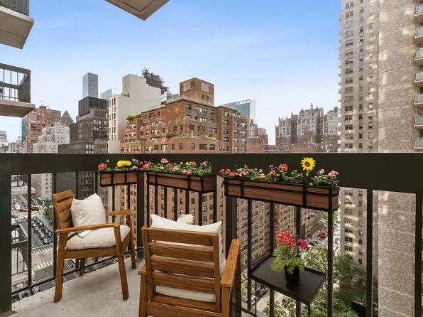 250 East 40th Street image 2 of 15