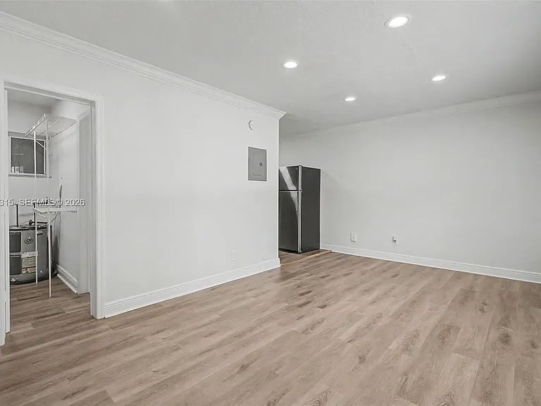 25 Menores Ave #8 — Photo 2