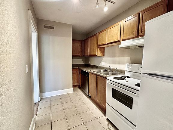 3rd image of 916 E 39th St #35c9cd444