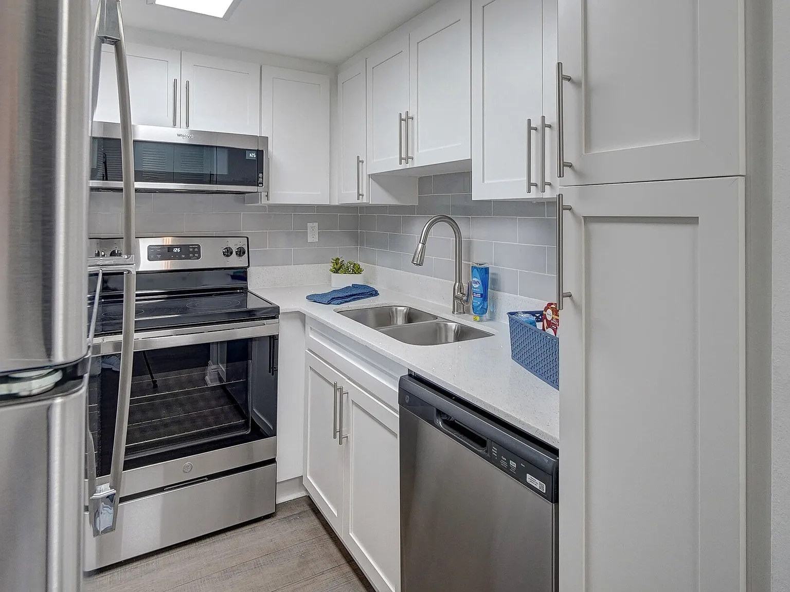 7 West — Photo 3