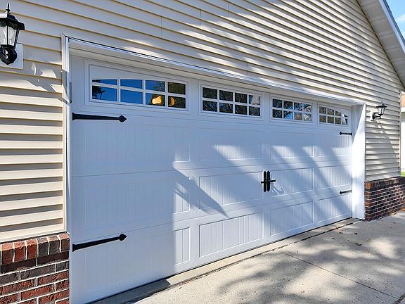 3rd image of 403 Pebble Beach Dr NE