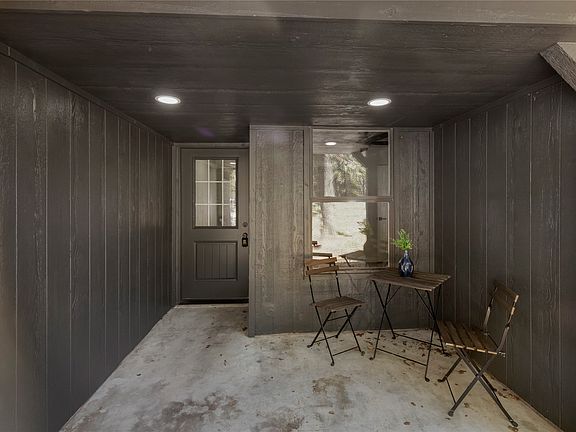 3rd image of 908 Red Oak St