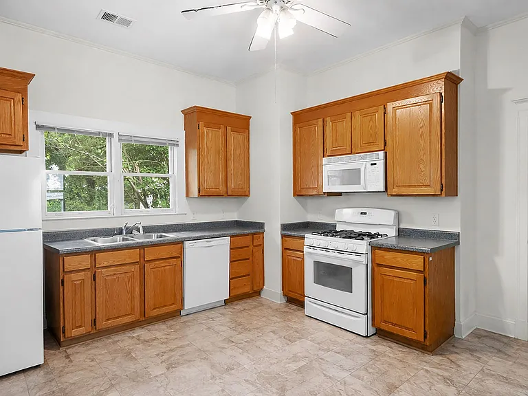 211 Armour St — Photo 10
