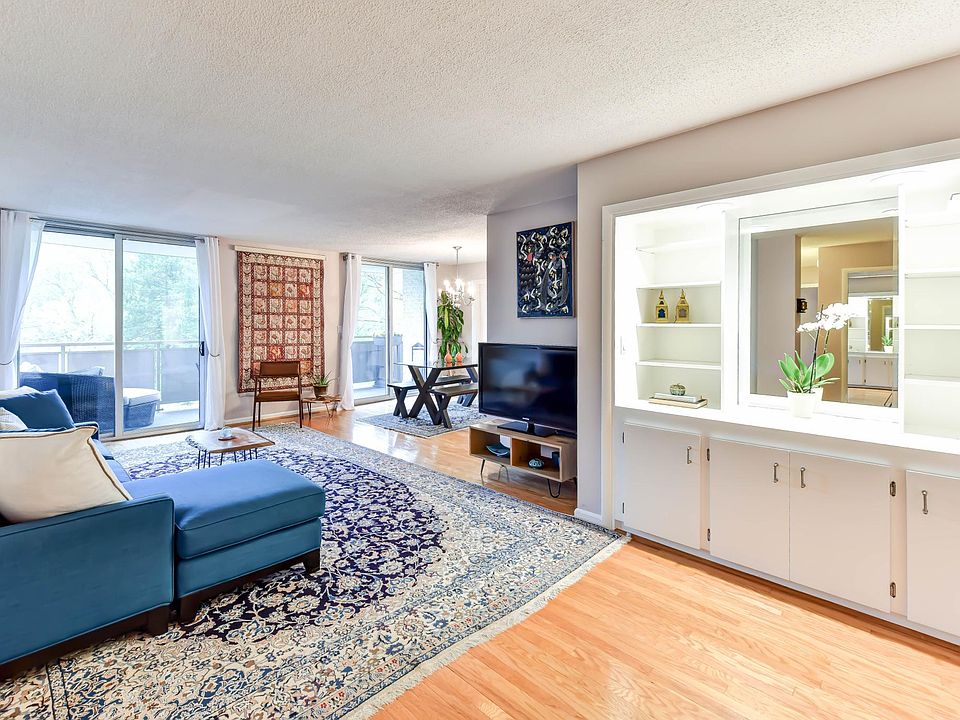 Living room with great light.