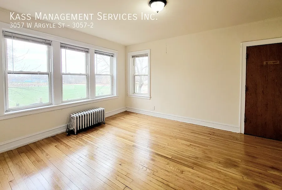 Spacious 2 bedroom overlooking River park, hardwood floors, eat-in kitchen, heat included — Photo 3