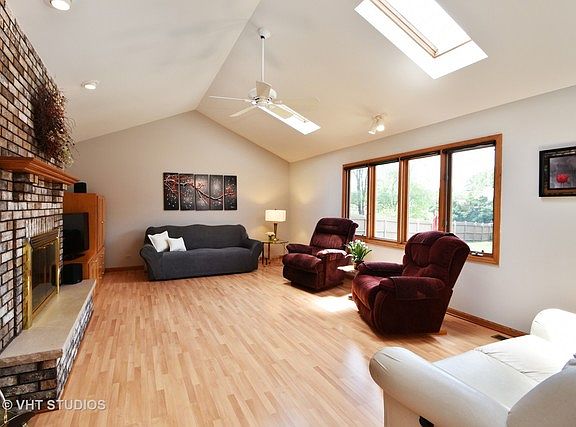 5th image of 366 Holbrook Cir