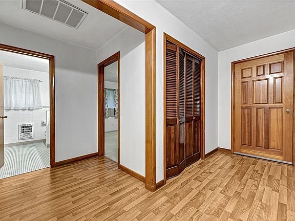 4th image of 410 3rd Ave SE