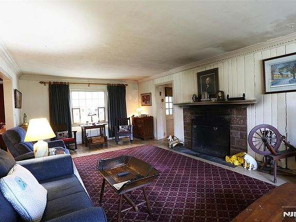 3rd image of 435 Carlton Rd
