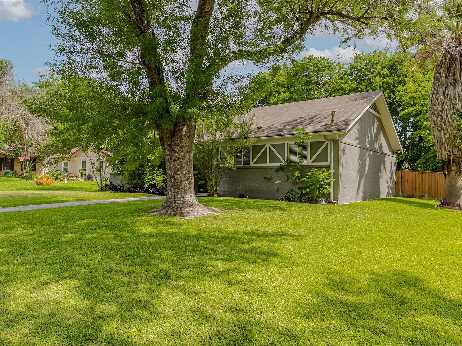 3 bed, 2.0 bath, 1316 sqft, $2,250 — Photo 2