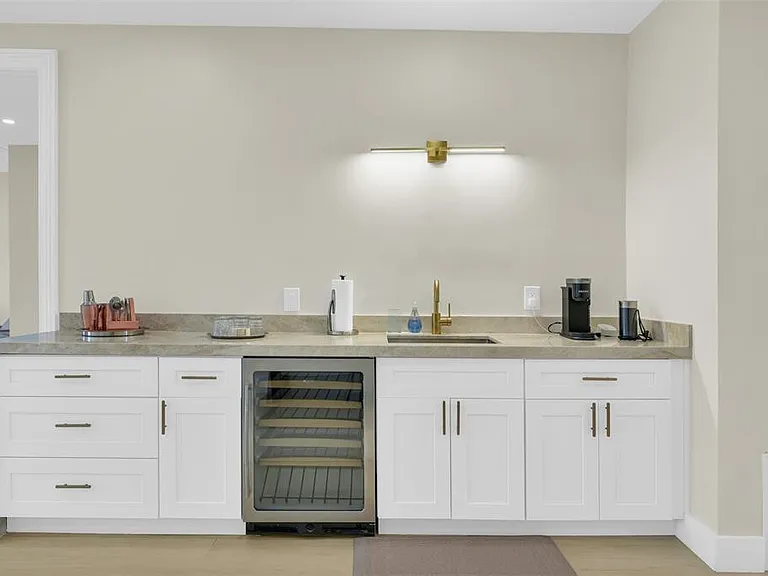 319 S Riverside Dr — Photo 34