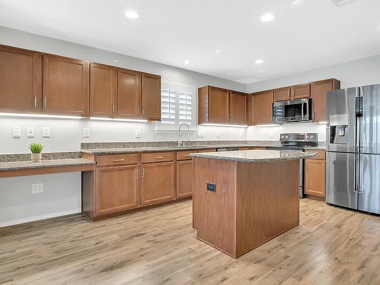 16329 Severn Ln — Photo 13