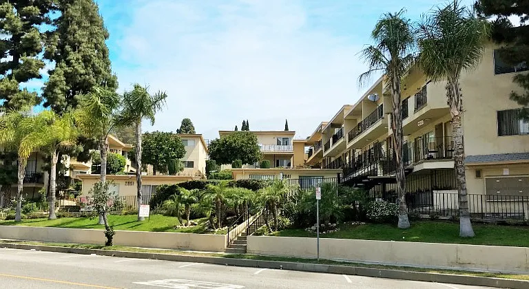 2851 Montrose Ave — Photo 1