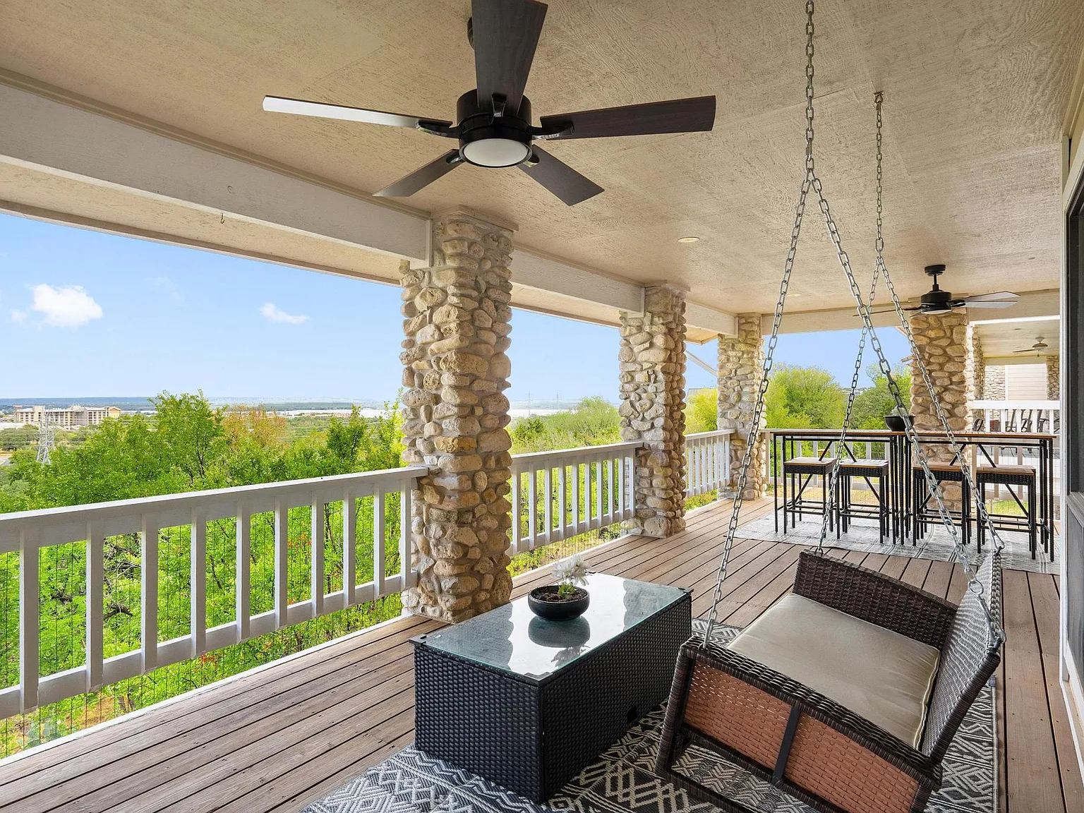 3 bed, 2.5 bath, 2036 sqft, $3,000 — Photo 2