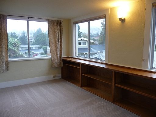3rd image of 926 Everett Ave